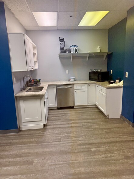 More Photos Of 5910 Breckenridge Pky, Tampa Light Distribution For Lease