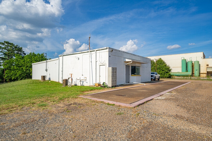 More Photos Of 220 Progress Blvd, Longview Warehouse For Sale