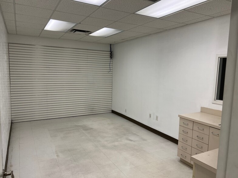 More Photos Of 4566 NW 5th Blvd, Gainesville Flex For Lease