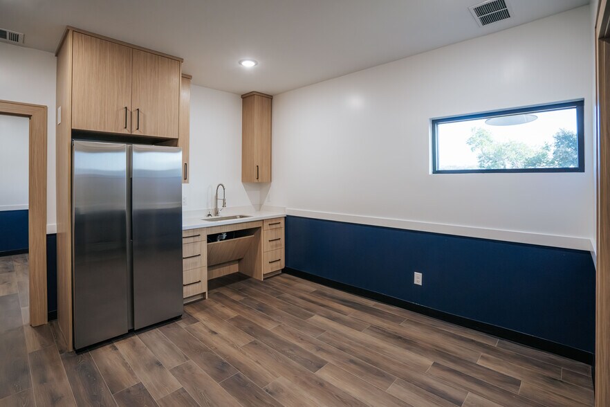 More Photos Of 2603 S Kaufman St, Ennis Industrial For Sale