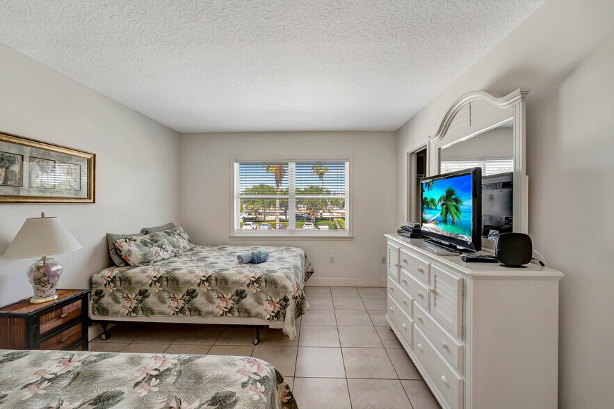 More Photos Of 23 Royal Palm Pointe, Vero Beach Restaurant For Sale