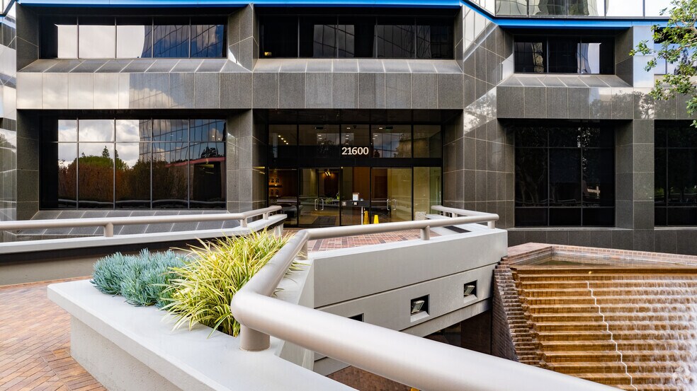 More Photos Of 21600 Oxnard St, Woodland Hills Office For Lease