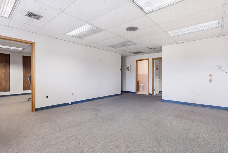 More Photos Of 1568 Woodbourne Rd, Levittown Office For Lease