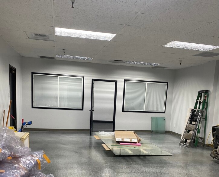 More Photos Of 50 W Hoover Ave, Mesa Warehouse For Lease