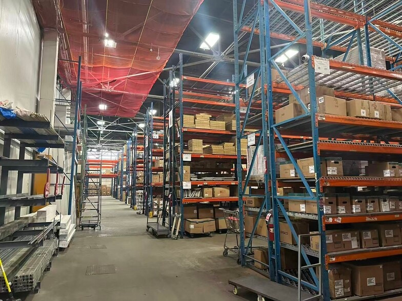 More Photos Of 5707 49th Pl, Flushing Warehouse For Lease