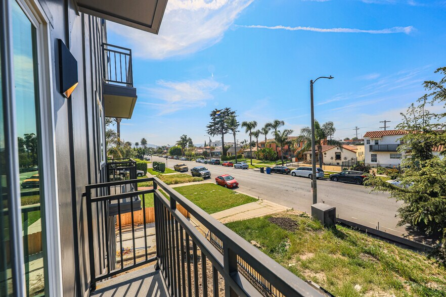 More Photos Of 2010 S Dunsmuir Ave, Los Angeles Multifamily For Sale