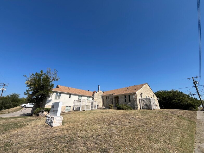 More Photos Of 2400 NW 24th St, Fort Worth Office For Sale