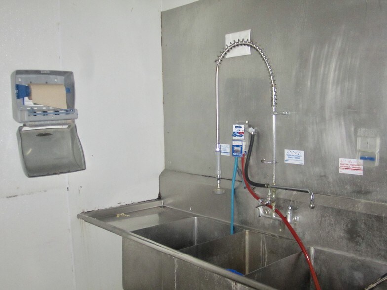 More Photos Of 1060 Madison Ave, Mankato Fast Food For Lease