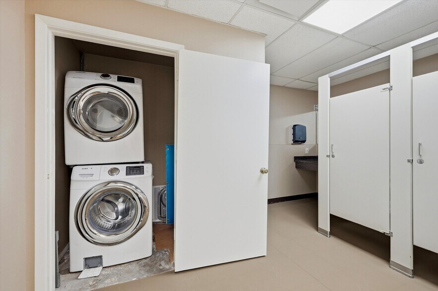 More Photos Of 920 S Heritage Pky, Sherman Specialty For Sale