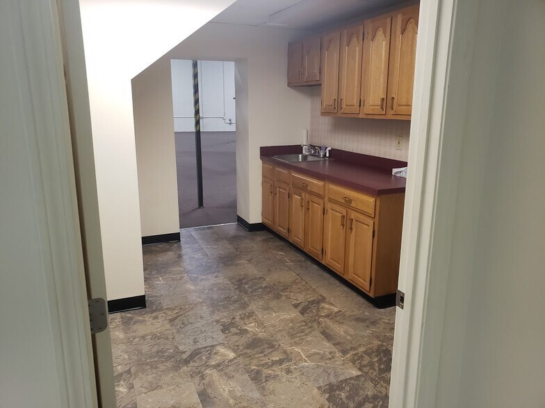 More Photos Of 168 Ayer Rd, Littleton Warehouse For Lease