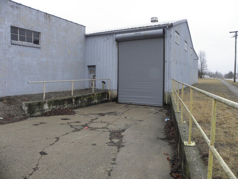 More Photos Of 922 Armstrong St, Morris Distribution For Lease