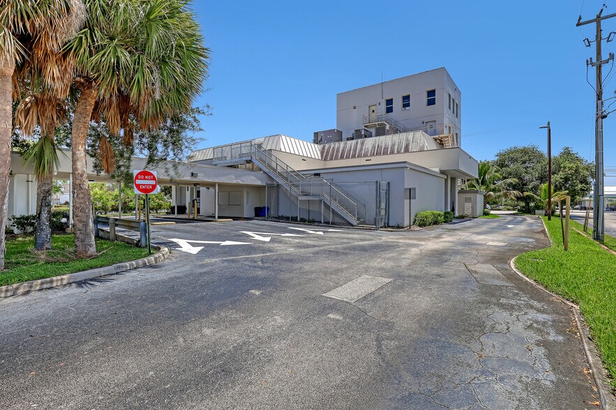 More Photos Of 2701 W Okeechobee Blvd, West Palm Beach Office For Sale