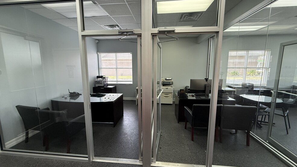 More Photos Of 2840 Manatee Ave E, Bradenton Showroom For Sale