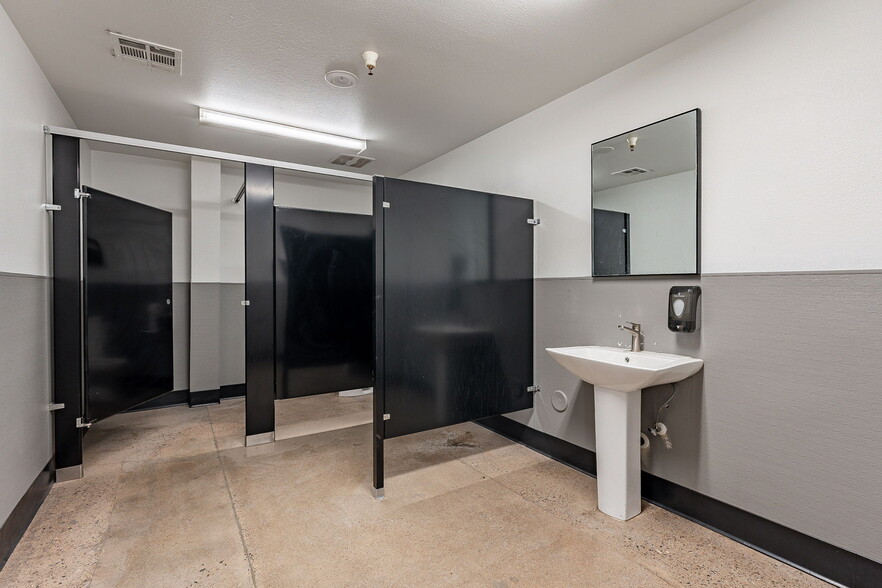 More Photos Of 4205 W Glenrosa Ave, Phoenix Warehouse For Lease