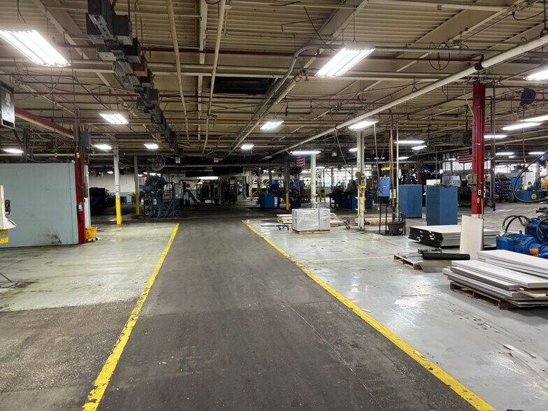 More Photos Of 1255 Oak St, Elkhart Manufacturing For Sale