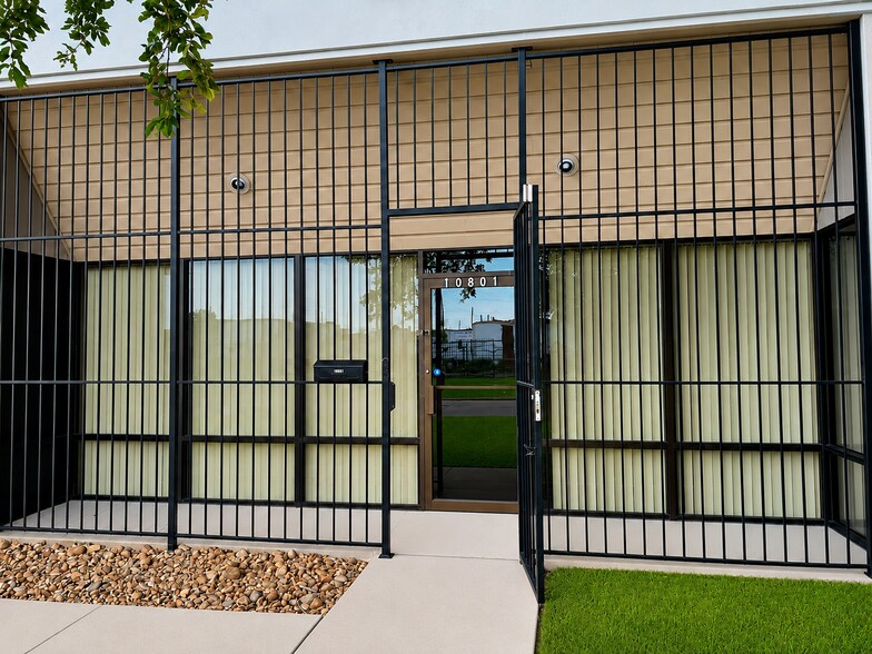 More Photos Of 10801 Brooklet Dr, Houston Warehouse For Lease