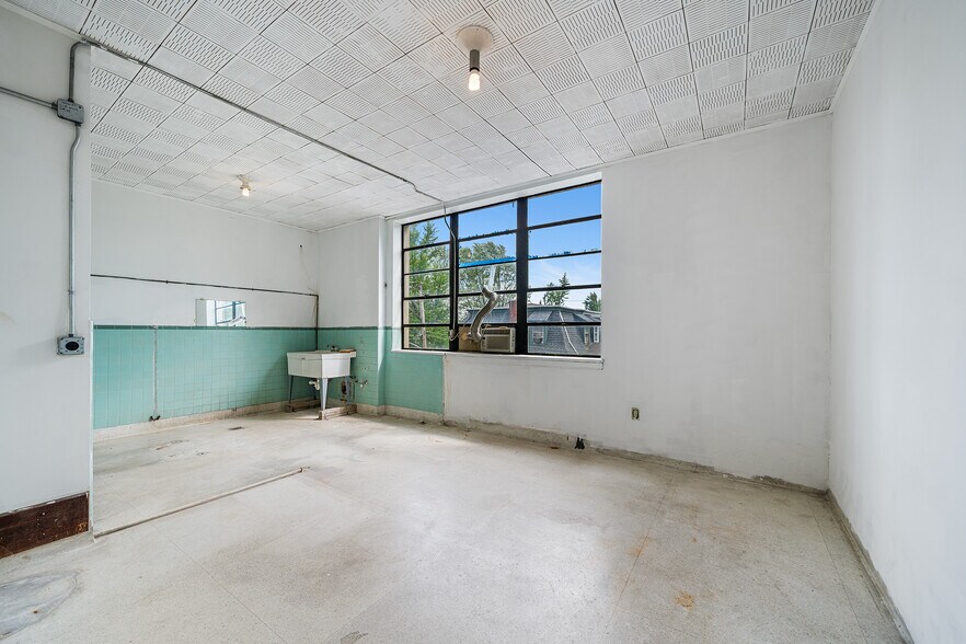 More Photos Of 379 Cherry St, Pottstown Flex For Lease