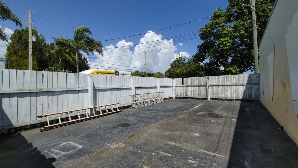 More Photos Of 808-878 East Coast Ave, Lake Worth Storefront Retail Residential For Lease