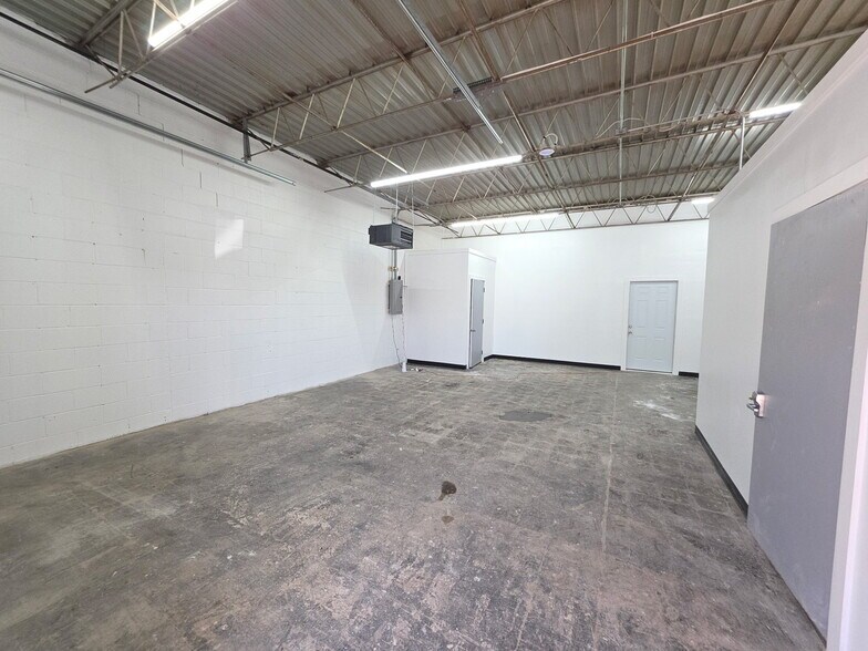 More Photos Of 2214-2228 E 44th St, Indianapolis Warehouse For Lease