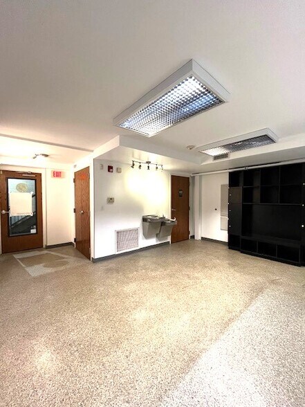 More Photos Of 1630 Old Deerfield Rd, Highland Park Warehouse For Lease