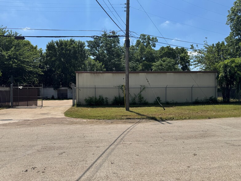 More Photos Of 1100 & 1104 Rock Island St, Dallas Warehouse For Lease