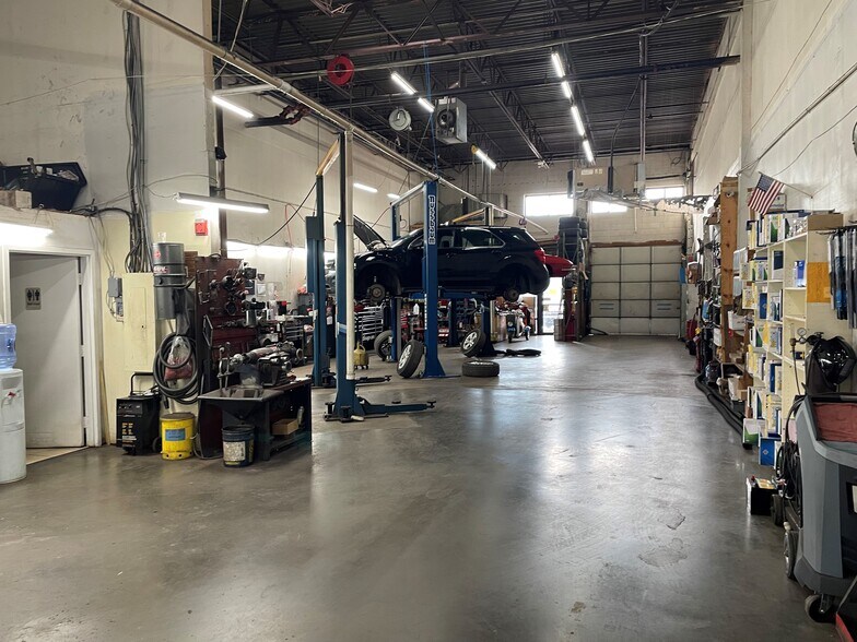 More Photos Of 8740 Cherry Ln, Laurel Light Manufacturing For Sale
