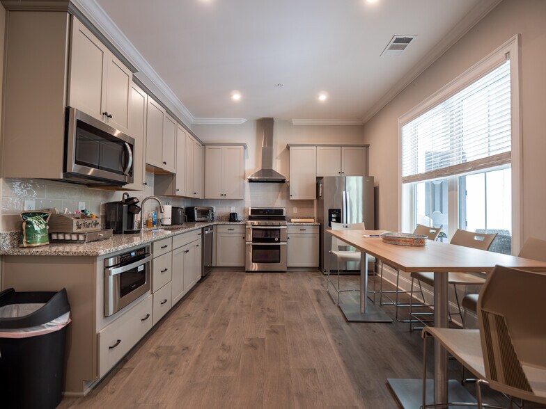 More Photos Of 3957 S Main St, Acworth Office For Sale