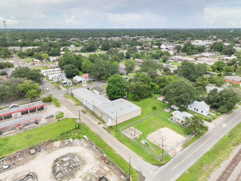 More Photos Of 729 W Saint Peter St, New Iberia Showroom For Sale
