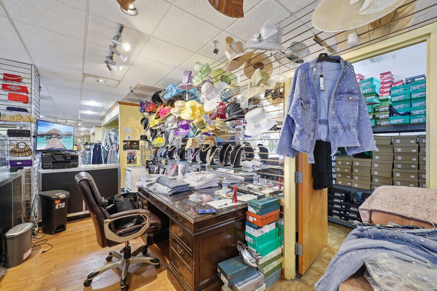 More Photos Of 5061 Allentown Rd, Suitland General Retail For Sale