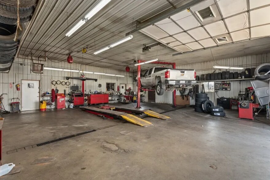 More Photos Of 2300 Hoffman Dr, Effingham Auto Repair For Sale