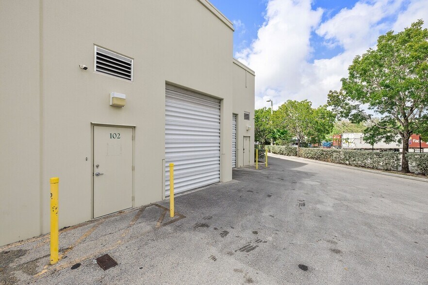 More Photos Of 11251 NW 20th St, Miami Showroom For Lease