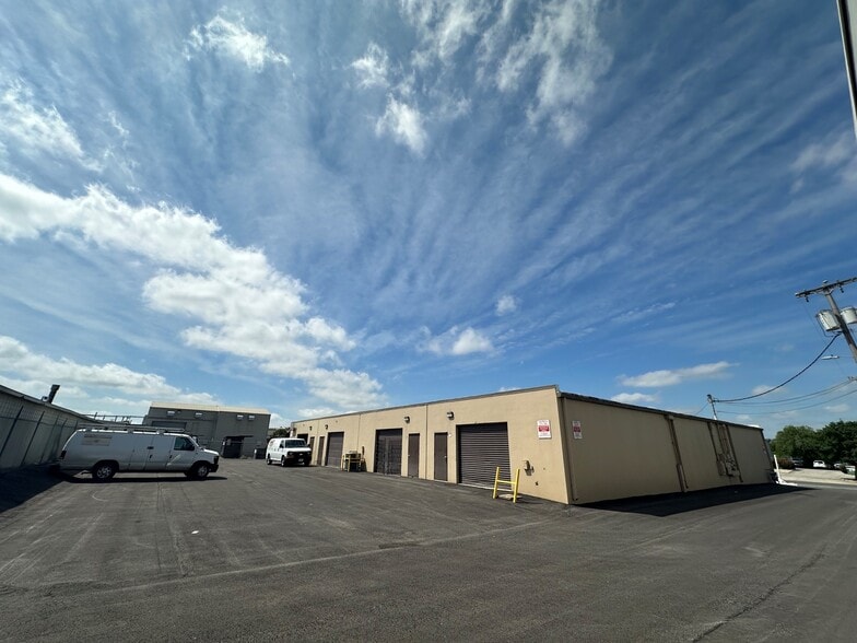 More Photos Of 10800-10812 Hillpoint Dr, San Antonio Unknown For Lease