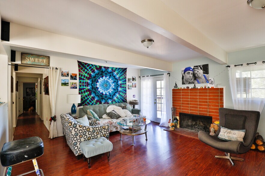 More Photos Of CA-2, La Cañada Flintridge General Retail For Sale