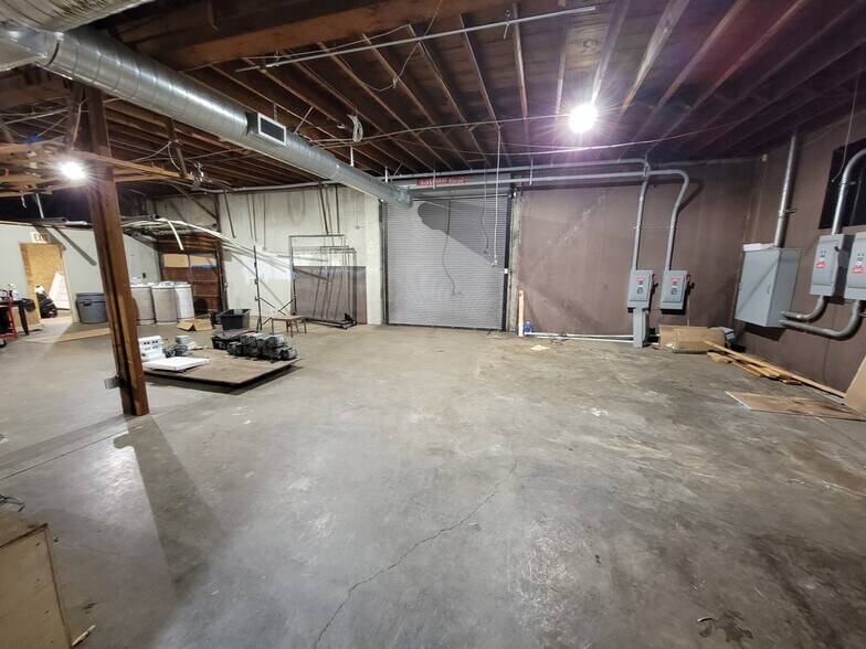 More Photos Of 3060 River Rd N, Salem Warehouse For Lease