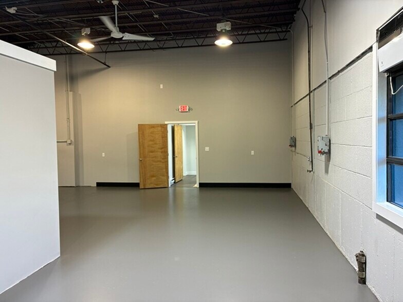 More Photos Of 4 Railroad Ave, Wakefield Flex For Lease