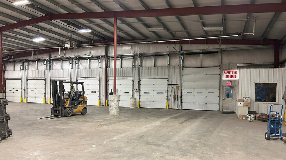 More Photos Of 65 Lowson Cres, Winnipeg Warehouse For Lease
