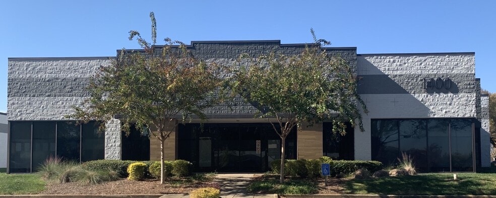 More Photos Of 3800 Camp Creek Pky, Atlanta Light Distribution For Lease