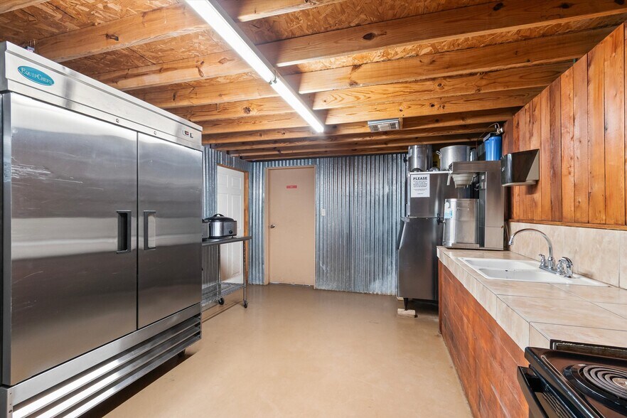 More Photos Of 5611 Rockin L Ln, Navasota Lodge Meeting Hall For Sale