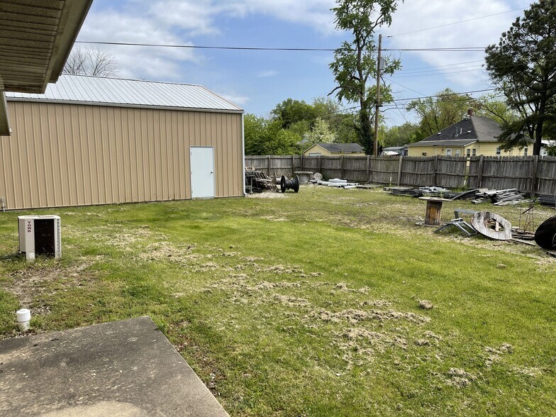 More Photos Of 1425 S Locust St, Centralia Office For Sale