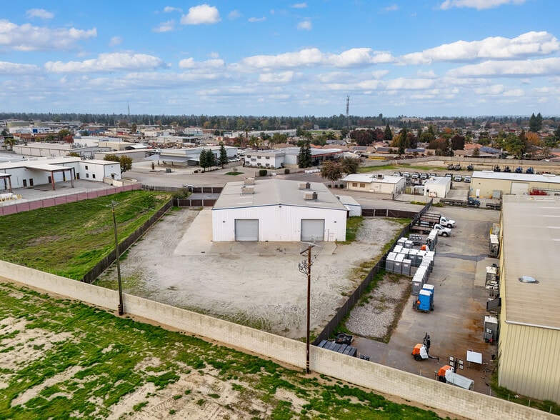 More Photos Of 6303 Seven Seas Ave, Bakersfield Warehouse For Lease