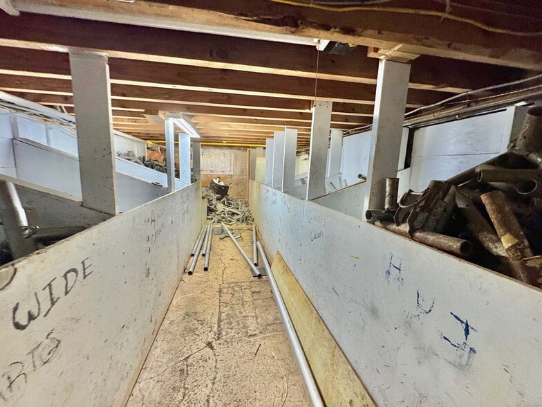 More Photos Of 81 Sheridan Blvd, Inwood Warehouse For Sale
