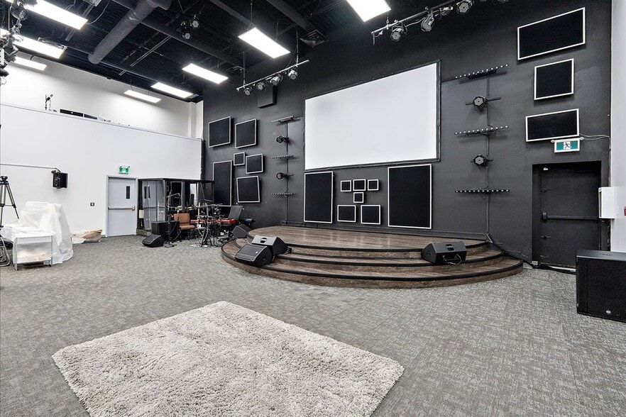 More Photos Of 9241-9249 50th St NW, Edmonton Showroom For Sale