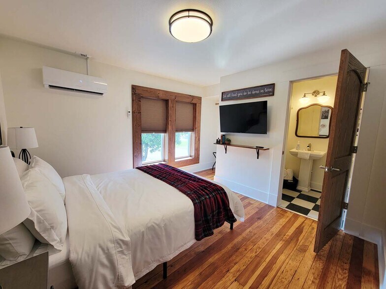 More Photos Of 110 Mc Lean Ave, Cotter Hotel For Sale