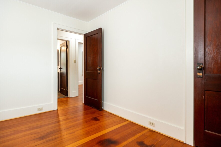 More Photos Of 265 Main St, Delhi Garden Center For Sale