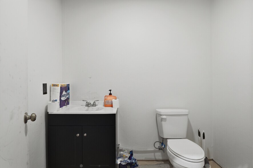 More Photos Of 15401 S Peebly Rd, Newalla Warehouse For Lease