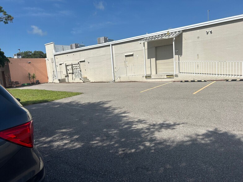 More Photos Of 4625 S Tamiami Trl, Sarasota Freestanding For Lease