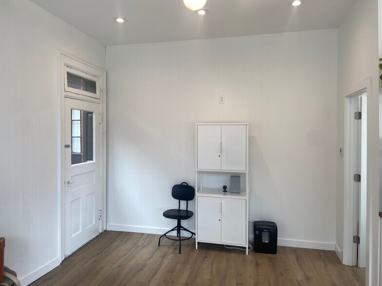 More Photos Of 305 W Pike St, Covington Storefront Retail Residential For Lease