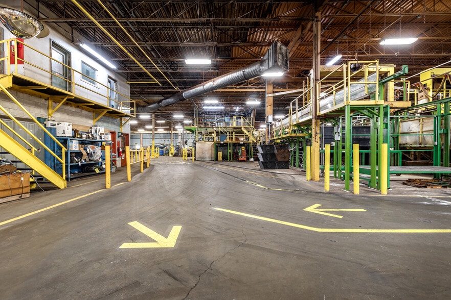 More Photos Of 2620 Rue Bernard-Pilon, Saint-Mathieu-de-Beloeil Manufacturing For Sale