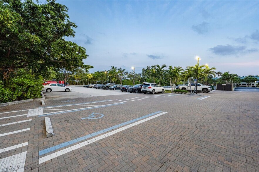 More Photos Of 2500 Tamiami Trl N, Naples Storefront For Lease