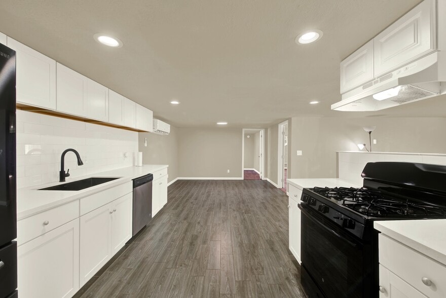 More Photos Of 124 S Porter Rd, Dixon Service For Sale